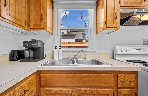 Laramie House | The Harney Cottage - Walk to UW games!