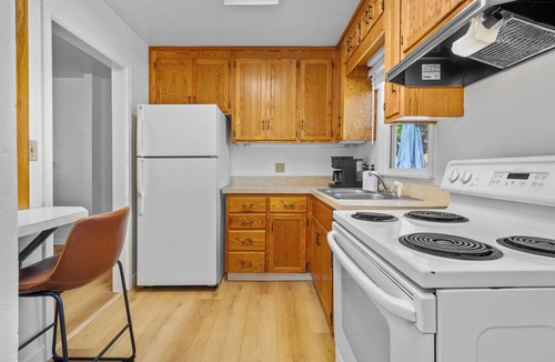 Laramie House | The Harney Cottage - Walk to UW games!