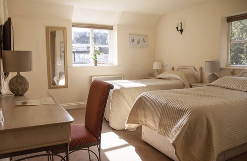 Chute Hotel | The Hatchet Inn