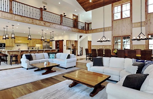 Oakland House | The Haven | Lakefront + 8 Suites, Indoor Pool, Hot Tub, Dock!