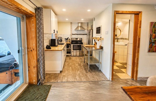 Laval-des-Rapides Apartment | The Haven Loft, with free parking. Pet-Friendly!