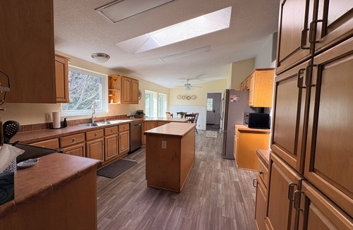 Superior House | The Haven: Secluded Meadow, Nestled in the Pines 4 BD 3 Bath, HOT TUB