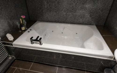 Llannefydd Bed & Breakfast | The Hawk & Buckle Inn