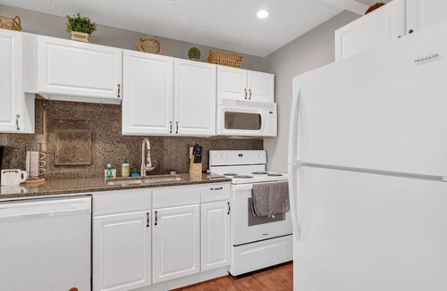 St. Charles Apartment | The Headliner Suite on Main Street