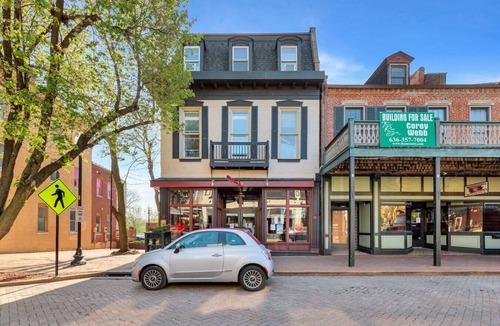 St. Charles Apartment | The Headliner Suite on Main Street
