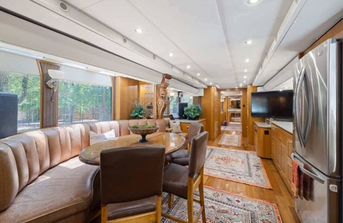 Austin Villa | The Heat Unit - COTA Getaway: Hot Tub, BBQ, Events & Fun!