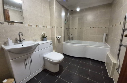 Heath and Reach Hotel | The Heath Inn