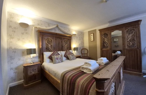 Heath and Reach Hotel | The Heath Inn