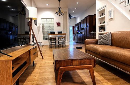Washington Heights Apartment | The Heights Haven, Spacious 6 Bedrooms Townhouse with Patio