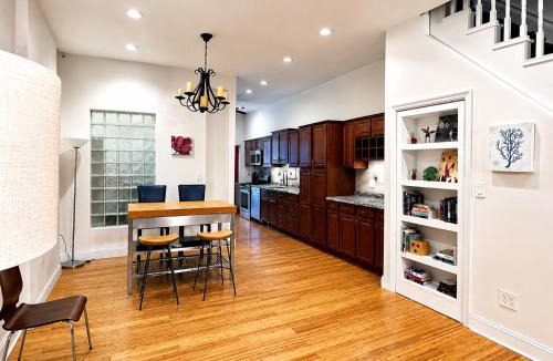 Washington Heights Apartment | The Heights Haven, Spacious 6 Bedrooms Townhouse with Patio