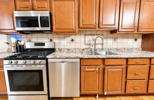 Washington Heights Apartment | The Heights Haven, Spacious 6 Bedrooms Townhouse with Patio