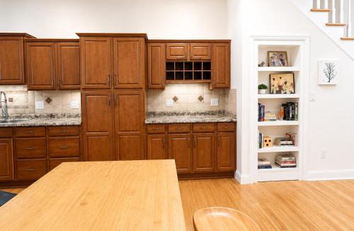 Washington Heights Apartment | The Heights Haven, Spacious 6 Bedrooms Townhouse with Patio