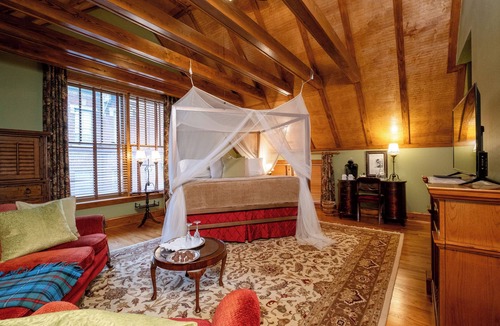 East of Broadway Hotel | The Hemingway | King Suite | The Empress Hotel