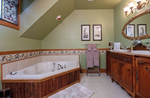 East of Broadway Hotel | The Hemingway | King Suite | The Empress Hotel