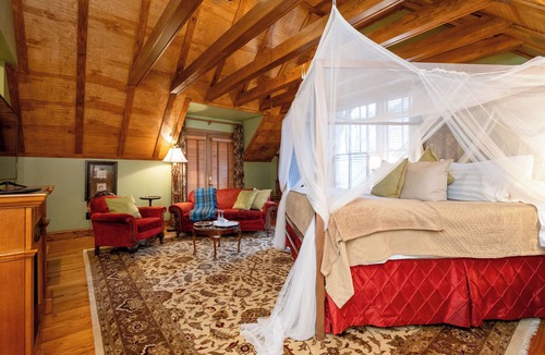 East of Broadway Hotel | The Hemingway | King Suite | The Empress Hotel