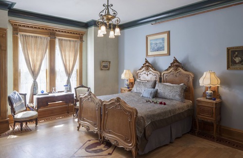 West Main HIll Bed & Breakfast | The Henderson Castle Inn
