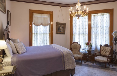West Main HIll Bed & Breakfast | The Henderson Castle Inn