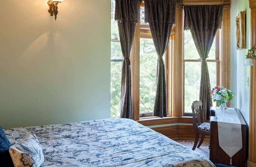 West Main HIll Bed & Breakfast | The Henderson Castle Inn