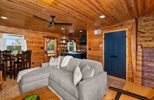 Henderson Cabin | The Hendo - Cabin #2- Intimate Family Getaway