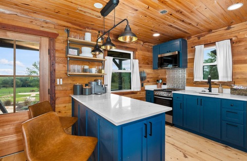 Henderson Cabin | The Hendo - Cabin #2- Intimate Family Getaway