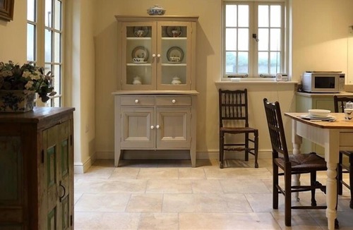 Tetbury Cottage | THE HENHOUSE, pet friendly, character holiday cottage in Tetbury