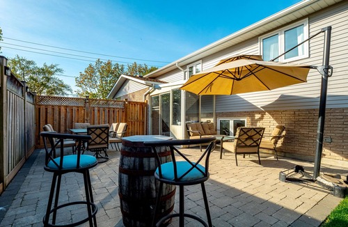 St. Catharines House | | The Henley House | 8 Guests | Port Dalhousie |