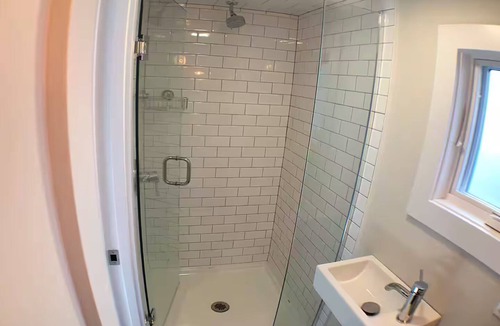 Alphabet Historic District Hotel | The Henry - Cozy Tiny House - AC, Free Parking, Walk Score 96!