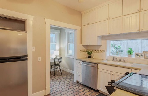 Neartown House | The Hera! Luxury Mansion in Montrose w/Pool 2BR+3