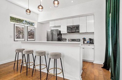 Arena District Cabin | The Heritage Haus - Modern Cabin In Downtown San Antonio