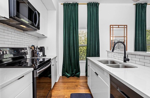 Arena District Cabin | The Heritage Haus - Modern Cabin In Downtown San Antonio
