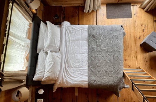 Colliersville Cabin | The Heron - Unique vacation getaway for 2 in historic cabin