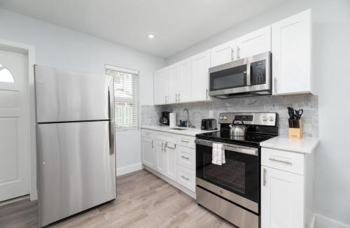 Pompano Beach Apartment | The Hibiscus Hideaway 2