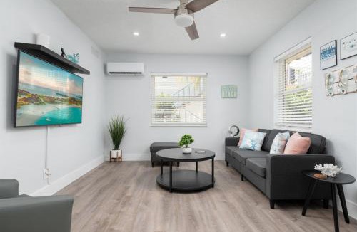 Pompano Beach Apartment | The Hibiscus Hideaway 2