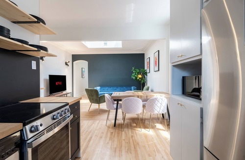 Youville Apartment | The Hibiscus | Office | WIFI | TV | Balcony | Park