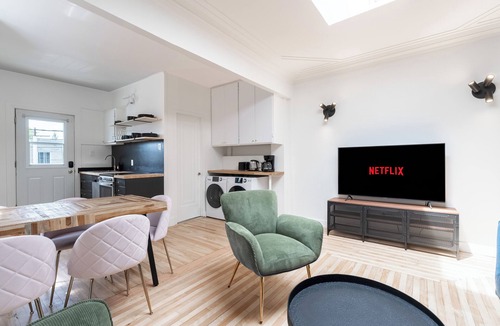 Youville Apartment | The Hibiscus | Office | WIFI | TV | Balcony | Park