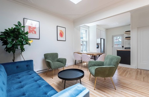 Youville Apartment | The Hibiscus | Office | WIFI | TV | Balcony | Park