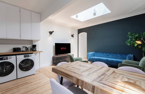 Youville Apartment | The Hibiscus | Office | WIFI | TV | Balcony | Park