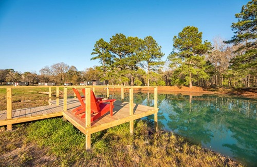 Willis House | The Hickory: 2 mins to Lake Conroe! Rooftop deck, Heated Pool, Fire Pit