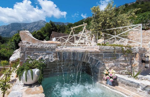 Stankovici Villa | The Hidden Treasure Village, 7-Bedroom Luxury Holiday Resort with children playground, private Pool and Private Parking, SEA VIEW
