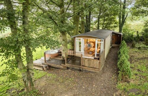 Newton-on-Rawcliffe House | The Hide - Cosy Cabin with hot tub