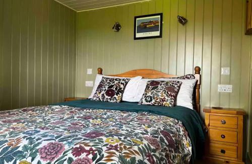 Newton-on-Rawcliffe House | The Hide - Cosy Cabin with hot tub