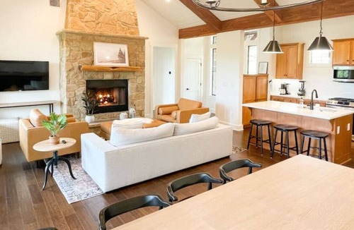 Leander Cabin | THE HIDEAWAY 3BR/2BA Modern Cabin at LAKE TRAVIS