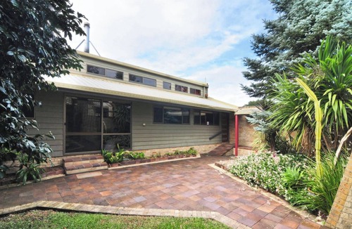 Vincentia House | The Hideaway - beach home with large deck