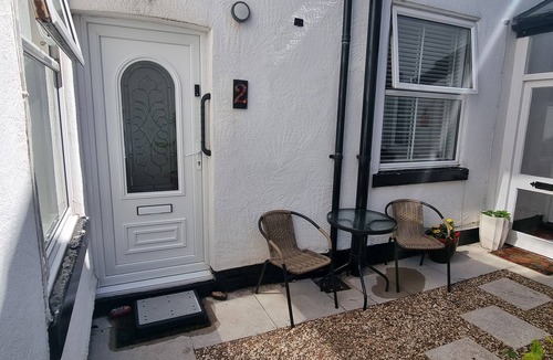 Southport Apartment | The Hideaway/Cottage Feel/Patio/Central/Parking