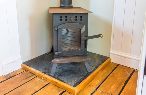 Whitestone Apartment | The Hideaway Hut - 1 Bed Shepherds Hut - Dodmarsh