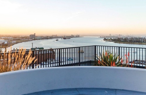 Newcastle Apartment | The Hideaway - Newcastle CBD Apartment