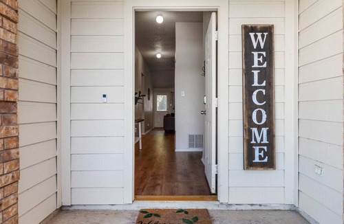 Burleson House | The Hideaway NFLX Arcade Soak tub Garage!