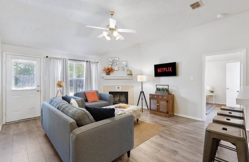 Burleson House | The Hideaway NFLX Arcade Soak tub Garage!