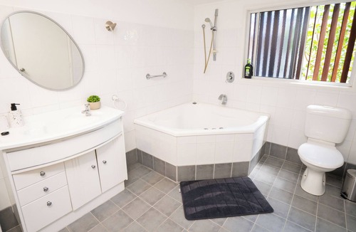 Runaway Bay House | The Hideaway on Bayview