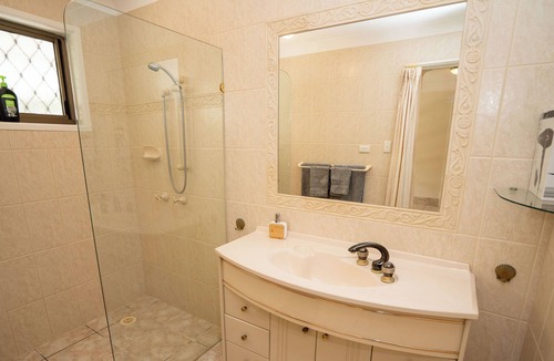 Runaway Bay House | The Hideaway on Bayview